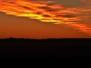 78 Nuvole in cielo infuocate dal sole calato dietro le Alpi